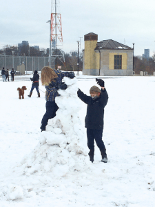park-snow-building